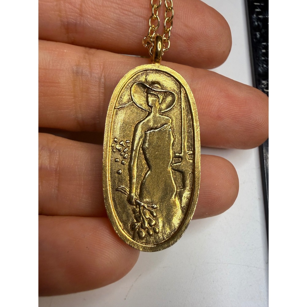 Belleza Vintage Gold Tone Oval Medallion Necklace Woman with Flowers Pendant